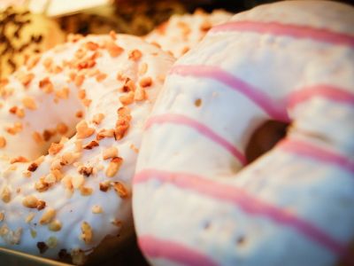 Líneas de donuts, berlinas y productos fritos