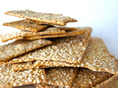 Líneas de galletas saladas y pan crujiente