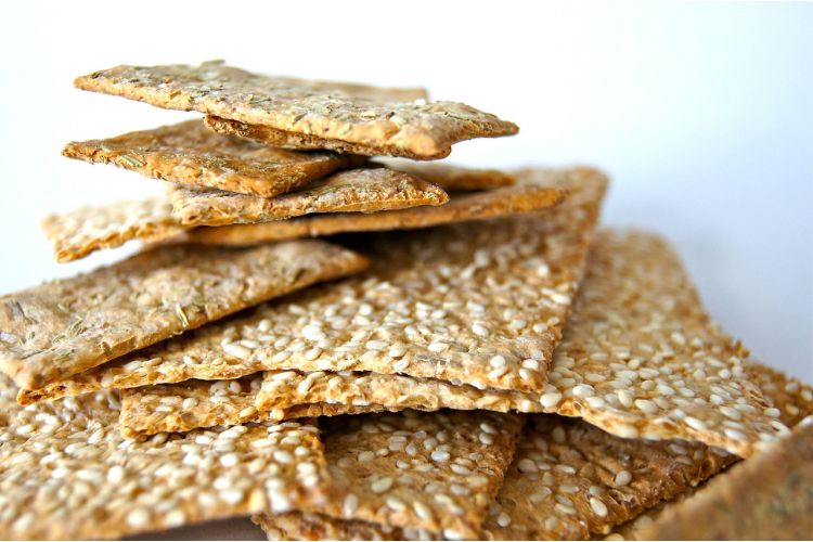 Líneas de galletas saladas y pan crujiente