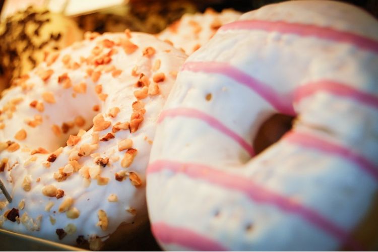 Líneas de donuts, berlinas y productos fritos